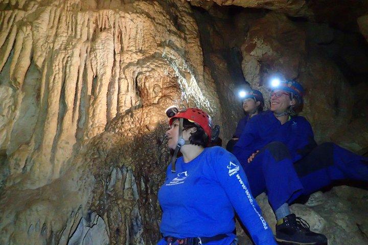 リスボン近郊、セジンブラのセトゥーバルにあるアラビダ自然公園での洞窟探検