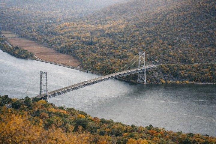 ホテル送迎付きウエストポイント＆ベアマウンテンプライベートツアー