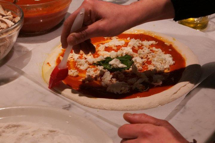 Corso di cucina per pizza senza glutine con degustazione di vini