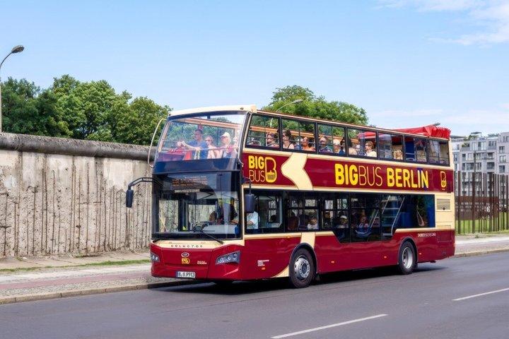 Tour panorámico en autobús por la muralla de Berlín con parada en Wall Memorial
