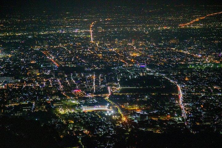 チェンマイ：ワット・ウモン寺院とドイ・ステープ寺院ガイド付きナイトツアー