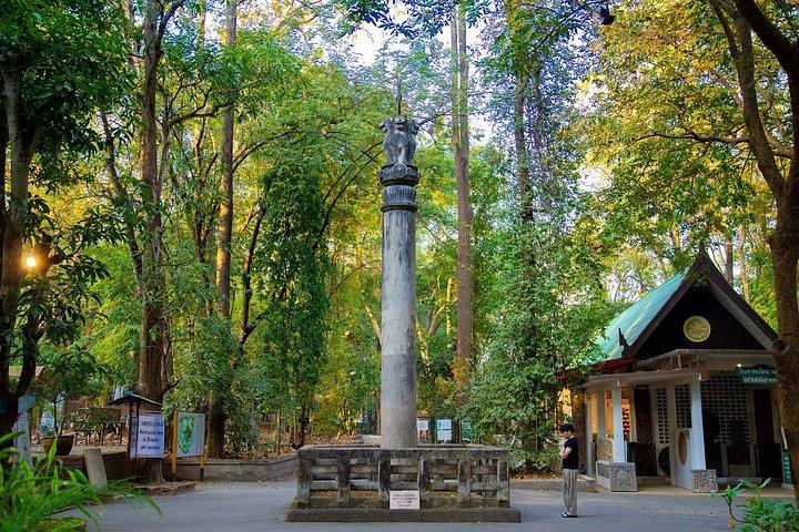 チェンマイ：ワット・ウモン寺院とドイ・ステープ寺院ガイド付きナイトツアー