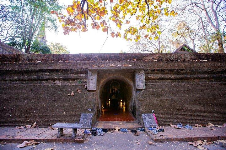 チェンマイ：ワット・ウモン寺院とドイ・ステープ寺院ガイド付きナイトツアー