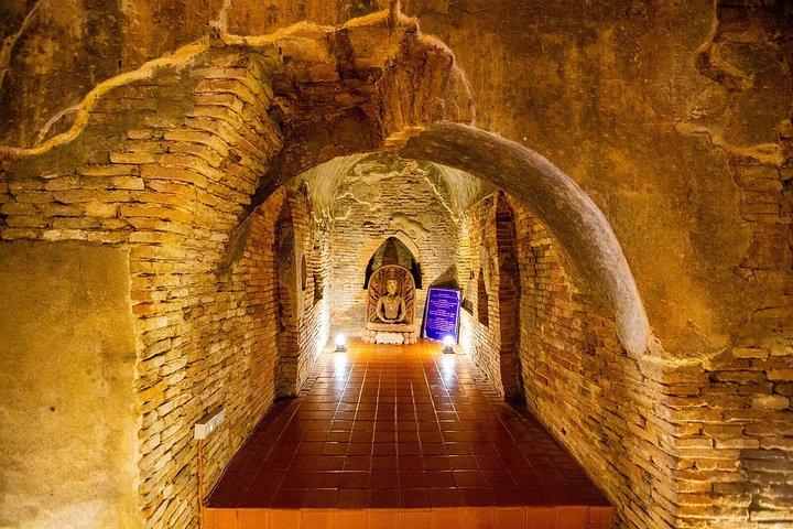チェンマイ：ワット・ウモン寺院とドイ・ステープ寺院ガイド付きナイトツアー