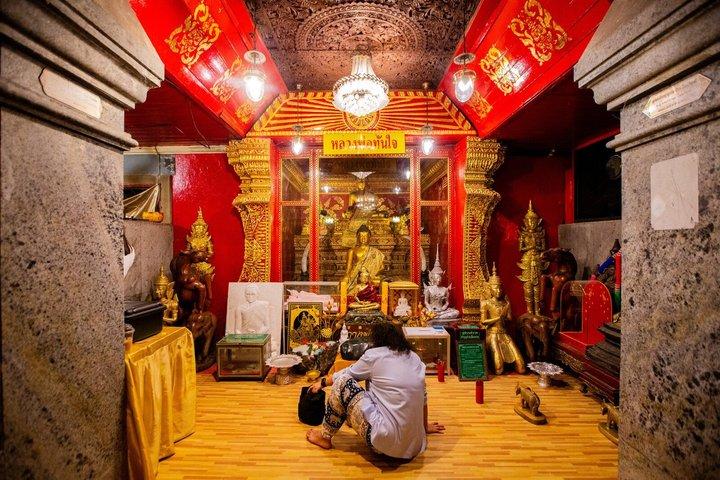 チェンマイ：ワット・ウモン寺院とドイ・ステープ寺院ガイド付きナイトツアー