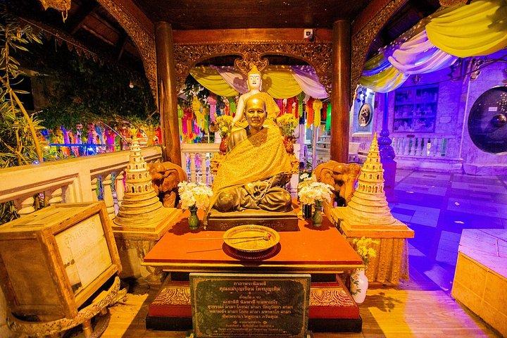 チェンマイ：ワット・ウモン寺院とドイ・ステープ寺院ガイド付きナイトツアー