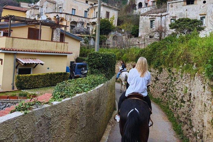 サレルノ: カヴァ・デ・ティレーニでの乗馬小旅行