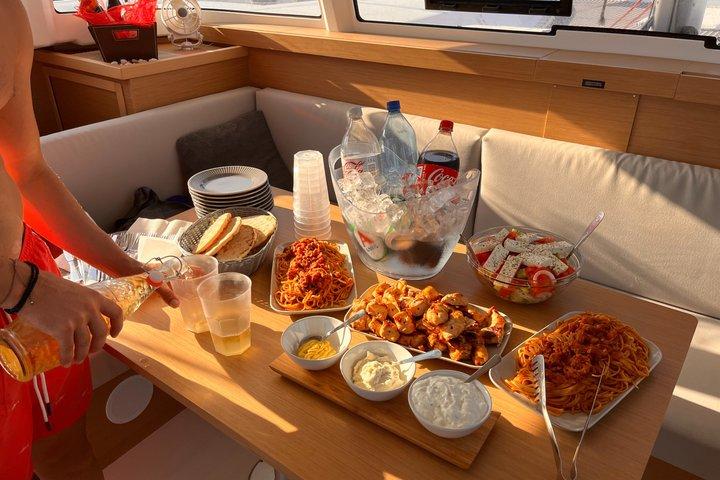 プレミアムサントリーニ島昼間カタマランクルーズBBQ＆オープンバー付き