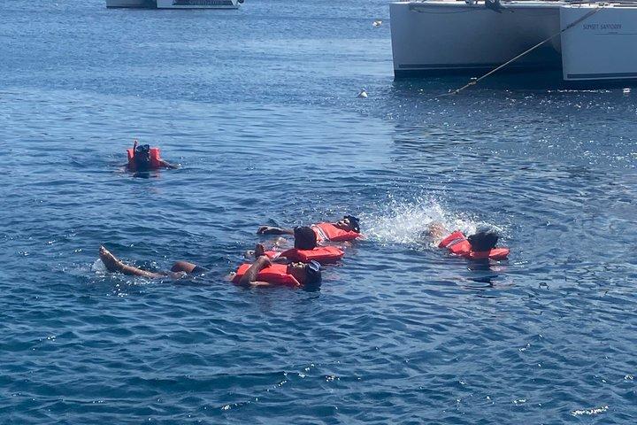 Premium Santorin Tageskatamaranfahrt mit Grill und Open Bar