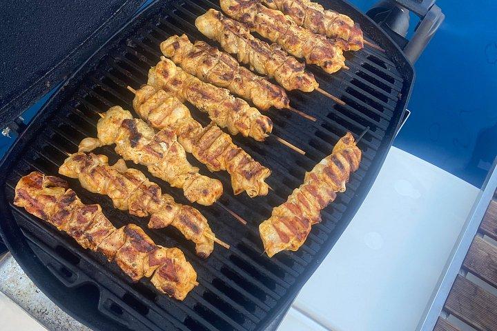 プレミアムサントリーニ島昼間カタマランクルーズBBQ＆オープンバー付き