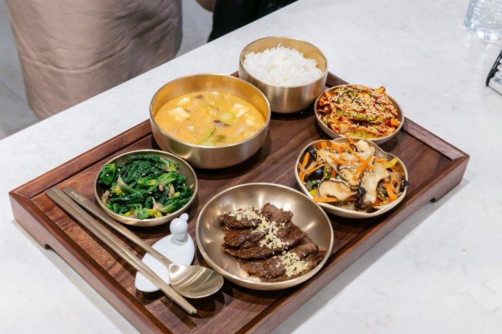 Un'esperienza completa a tavola Coreano con Hanok View
