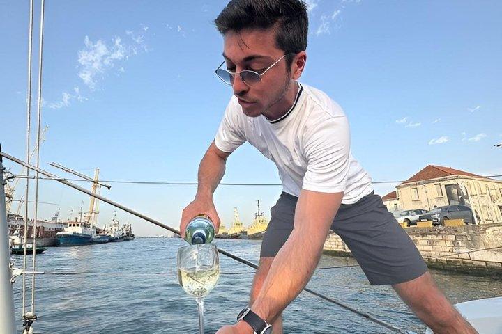 Lisboa: Luxo Catamarã Sunset e Cruzeiro de Vinhos