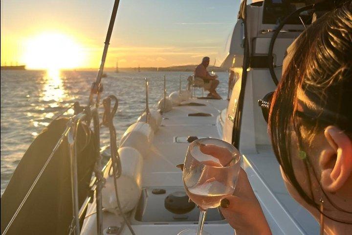 Lisboa: Luxo Catamarã Sunset e Cruzeiro de Vinhos