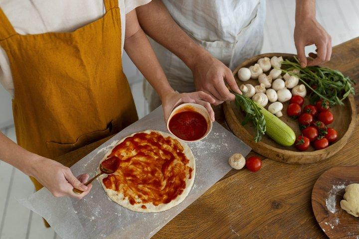 Pizza and Gelato Making Class with Unlimited Drinks in Milan