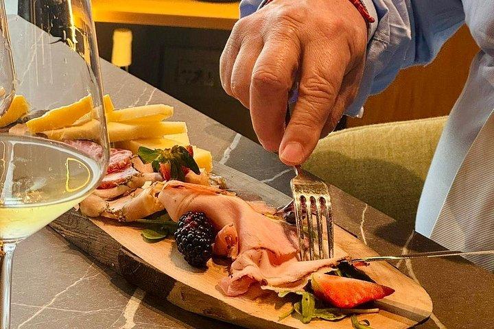 エトナの高級ワイナリーでのワインテイスティング、パルメントでのランチ、そしてドライバー