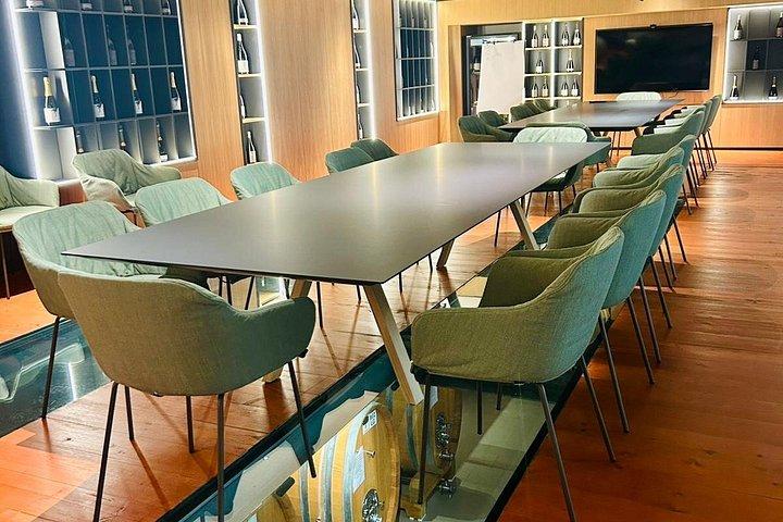 エトナの高級ワイナリーでのワインテイスティング、パルメントでのランチ、そしてドライバー