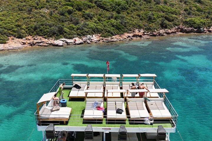 Cesme Boat Tour dolda vikar kryssning med simstopp
