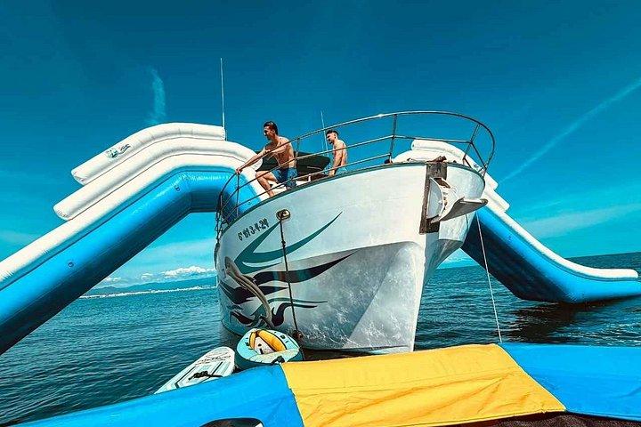 特大ウォータースライダー、シュノーケリング、アクティビティ、ランチ付きのボートトリップ