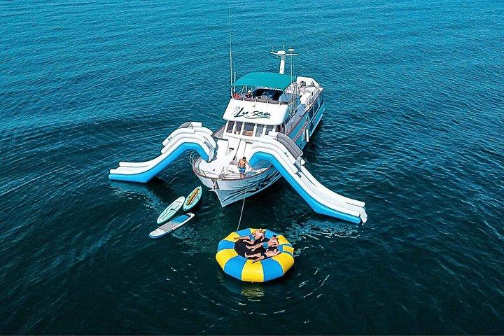 特大ウォータースライダー、シュノーケリング、アクティビティ、ランチ付きのボートトリップ