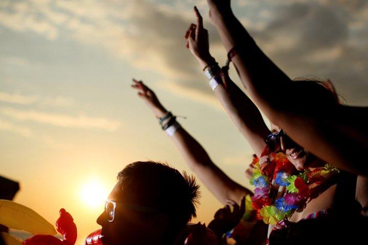 ナイトクラブ入場付きイビサ島サンセットボートパーティー