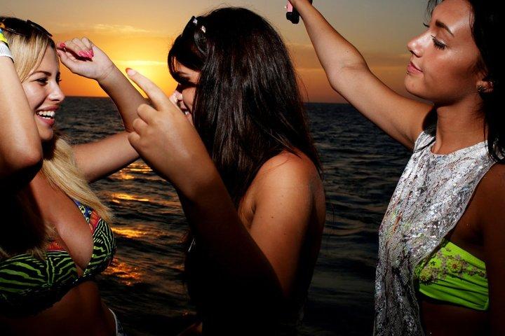 Ibiza : Sunset Boat Party, Club Entry & O Beach (2 - Dia Pass)