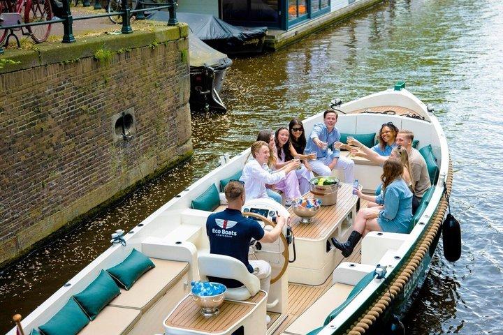 Tour en croisière en petit groupe dans le canal d'Amsterdam avec des skippers locaux
