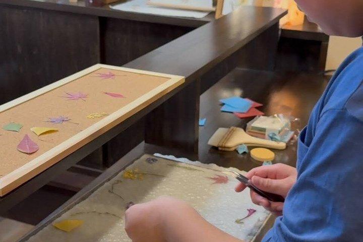 京都;日本語の伝統的な和紙漉き