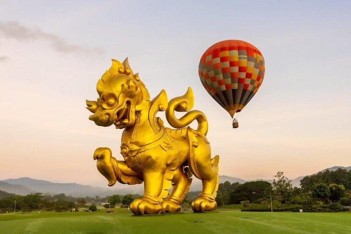 Chiang Rai Sunset Hot Air Balloon over Singha Park landsby