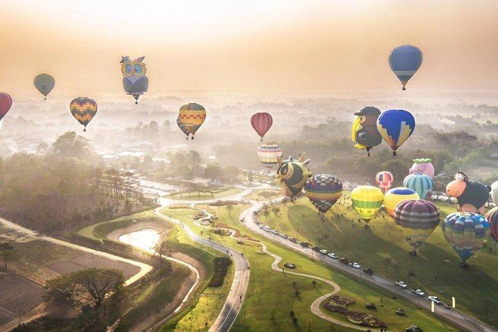 チェンライ・サンセット熱気球シンハーパーク田園地帯上空