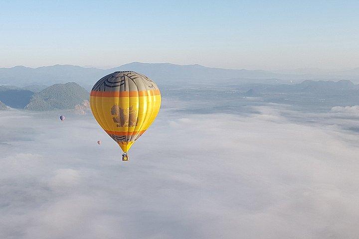 チェンライ・サンセット熱気球シンハーパーク田園地帯上空