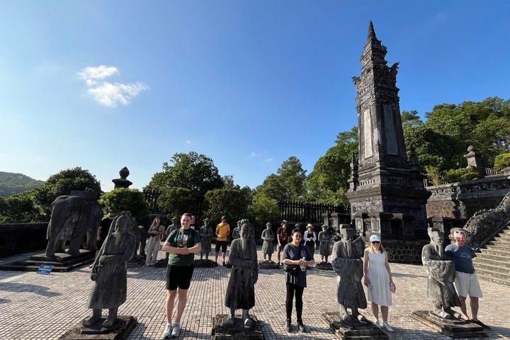 ダナン発：ハイヴァン峠の絶景を巡るフエ宮殿ツアー