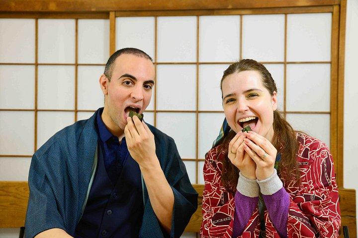 東京・浅草で日本餅つき体験