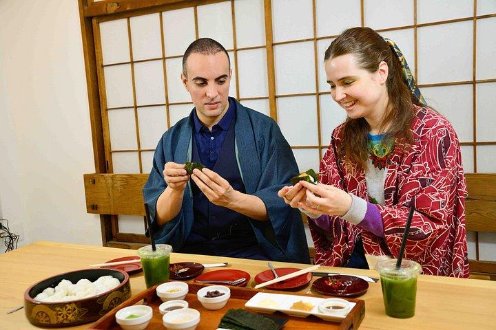 東京・浅草で日本餅つき体験