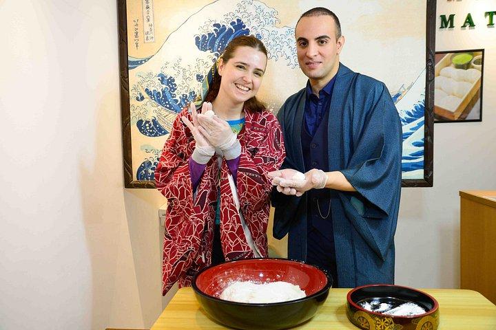 東京・浅草で日本餅つき体験