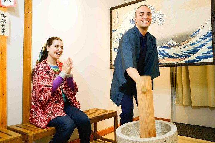 東京・浅草で日本餅つき体験