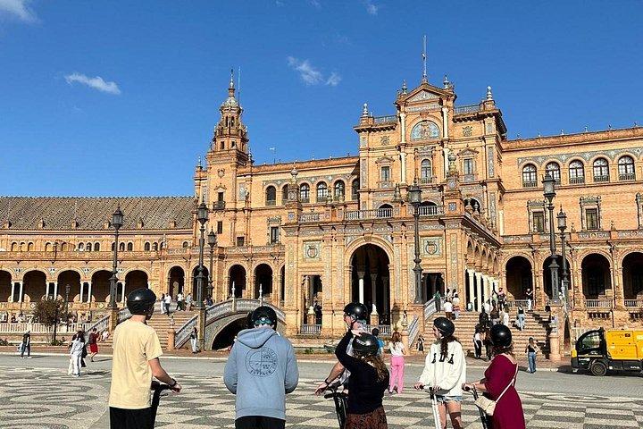 セグウェイで巡るセビリアのパノラマ観光、記念碑的建造物巡り、そしてフラメンコ体験