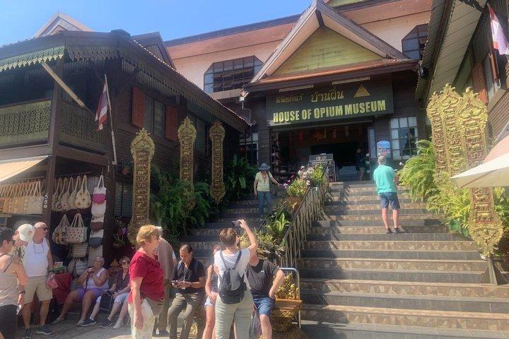 ゴールデン・トライアングルへの豪華で楽しい旅行、ボートとラオスへの入場