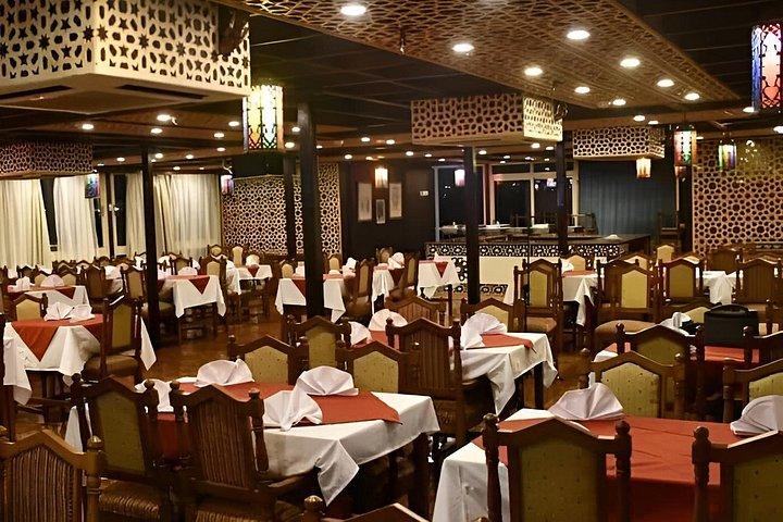 マジックカイロダイニング体験：屋台料理またはナイルクルーズビュッフェ