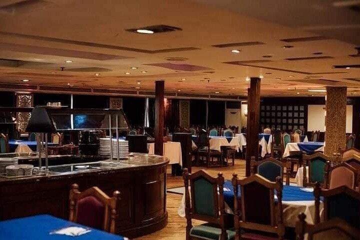マジックカイロダイニング体験：屋台料理またはナイルクルーズビュッフェ