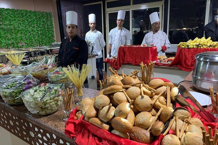 マジックカイロダイニング体験：屋台料理またはナイルクルーズビュッフェ