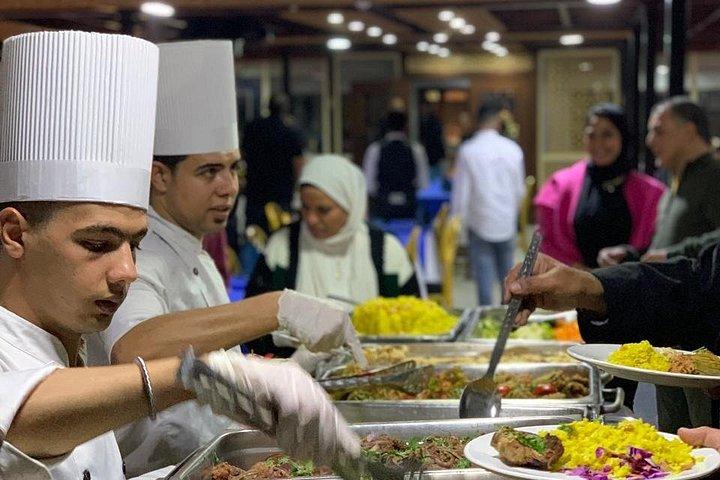 マジックカイロダイニング体験：屋台料理またはナイルクルーズビュッフェ