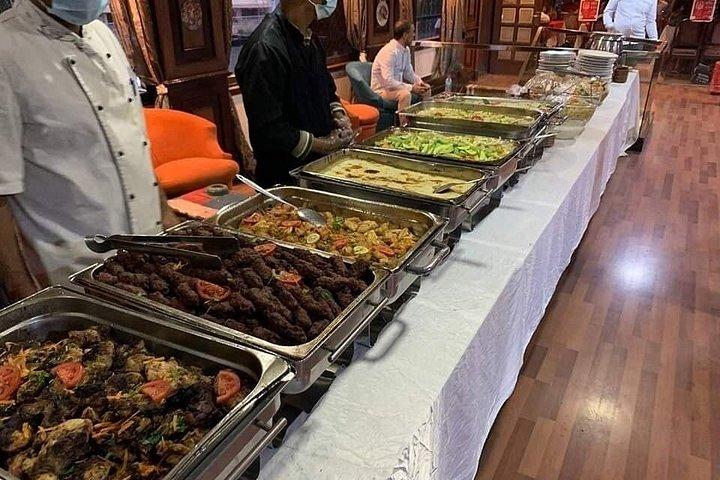 マジックカイロダイニング体験：屋台料理またはナイルクルーズビュッフェ