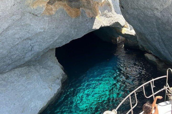 ローマ発ポンツァ島日帰りツアー（ボートツアー水泳とランチ付き）