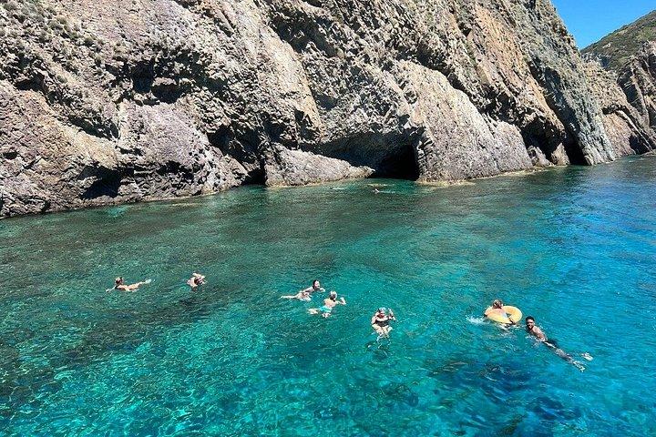 ローマ発ポンツァ島日帰りツアー（ボートツアー水泳とランチ付き）