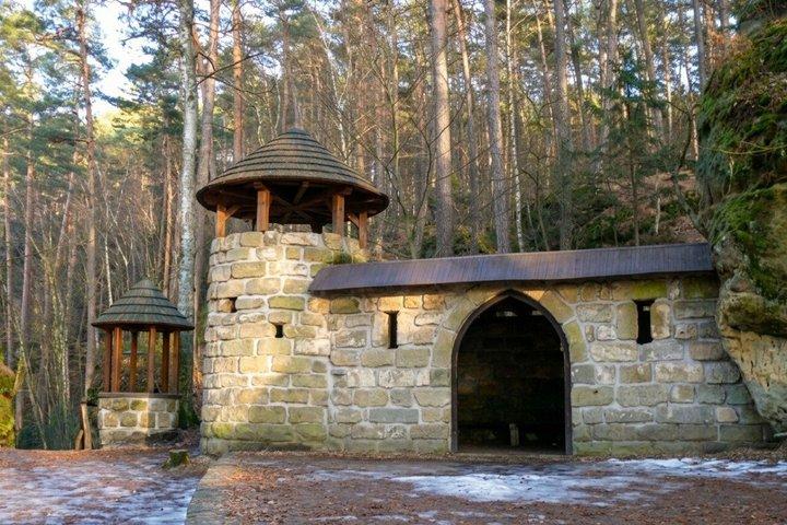 プラハ発 ボヘミアングラス作り、自然と遺産の日帰り旅行