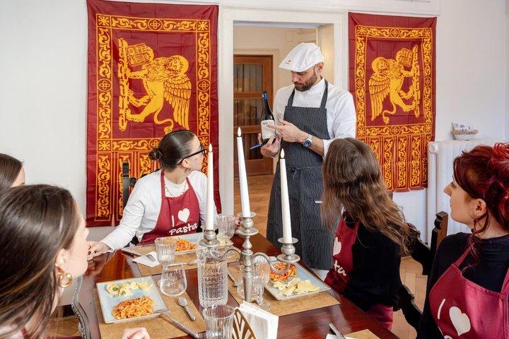 Venedig: Praktischer Pasta- und Gelato-Kurs mit Wein am Markusplatz