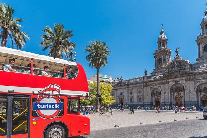 Entdecken Sie Santiago: Touristenbus, San Cristóbal-Hügel und Wein