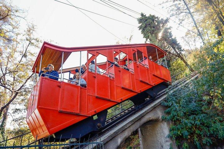 Entdecken Sie Santiago: Touristenbus, San Cristóbal-Hügel und Wein