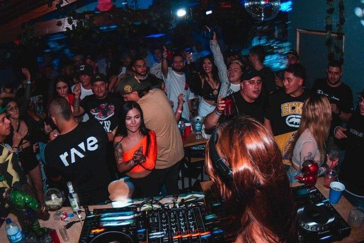 Barcellona : Tour VIP di una notte sul tetto e discoteche