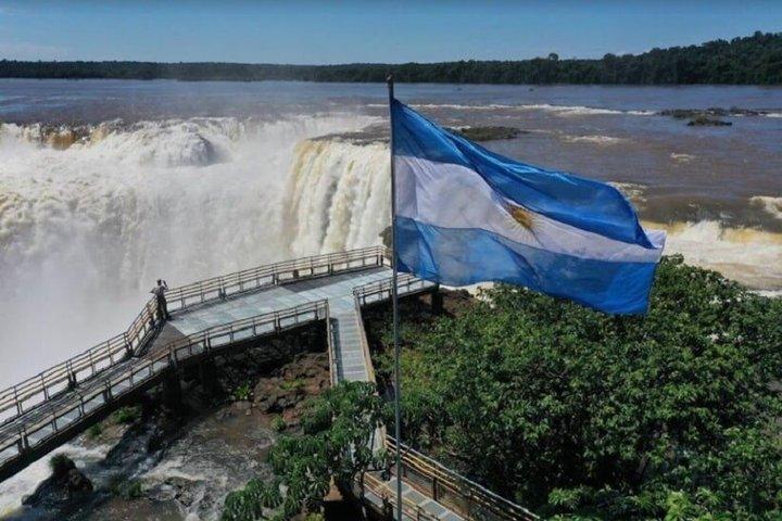 ブラジル、アルゼンチンのイグアスの滝を1日で巡る最高のプライベートツアー